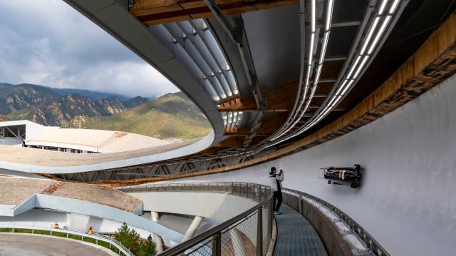 1633674879722061283.jpg 韩国雪车队滑行中1.jpg