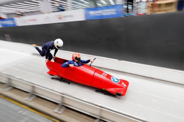 1633674896790039715.jpg 意大利雪车队出发.jpg