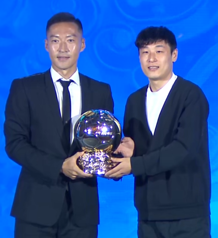 世界杯-中国金球奖感人一幕！五金王为双金王颁奖，吴曦：或是最后一奖